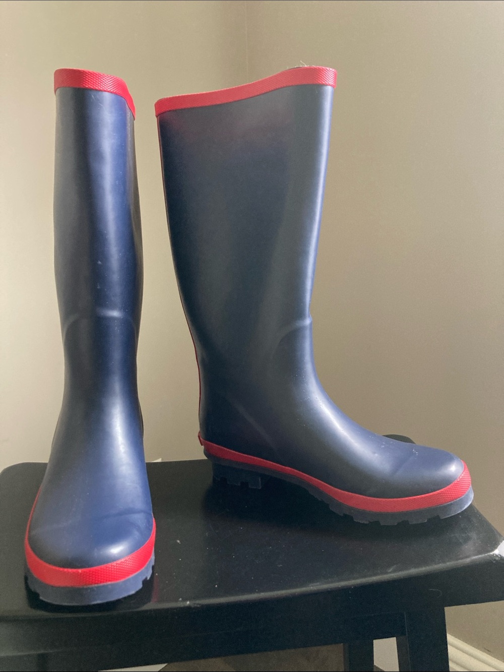 “NWOT”
Serra Navy and Red Trim Tall Rain Boots